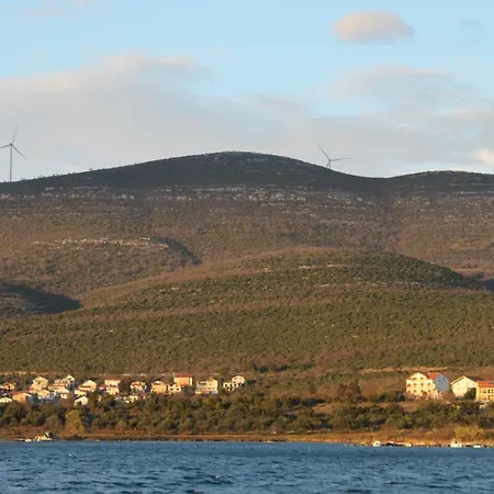 Kuca U Mornara Gornji Karin